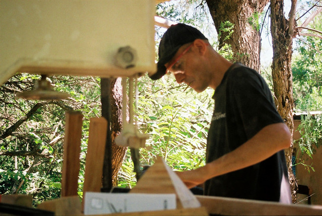Un monje antiguo haciendo labores de carpintería.